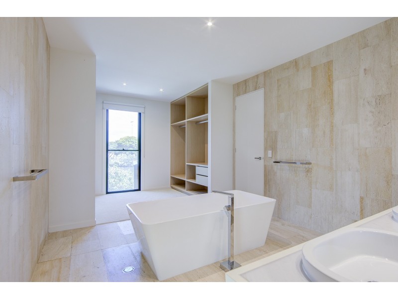 72 Theatre Drive, Benowa QLD 4217