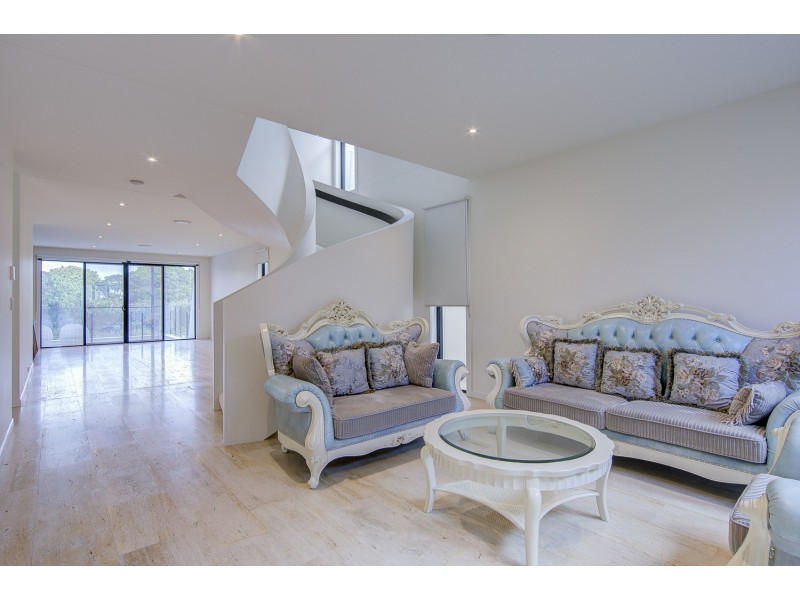 72 Theatre Drive, Benowa QLD 4217