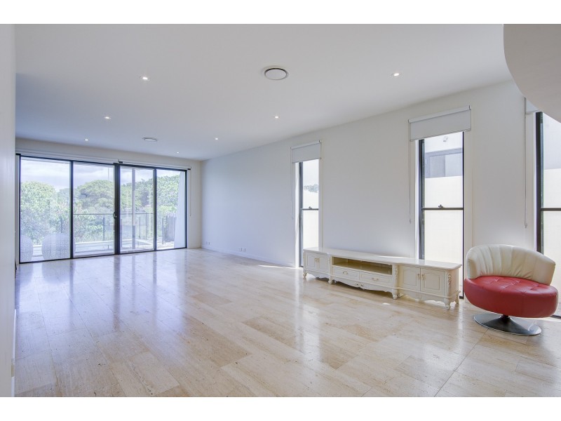 72 Theatre Drive, Benowa QLD 4217