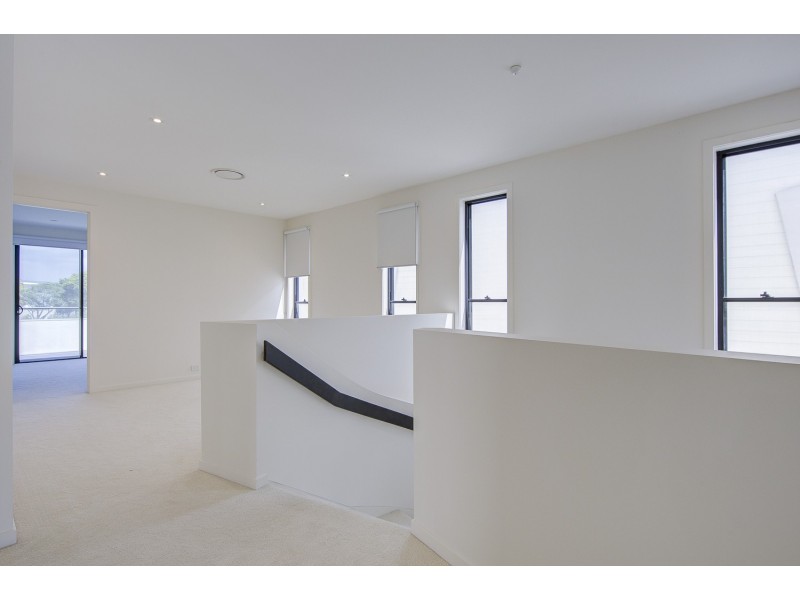 72 Theatre Drive, Benowa QLD 4217