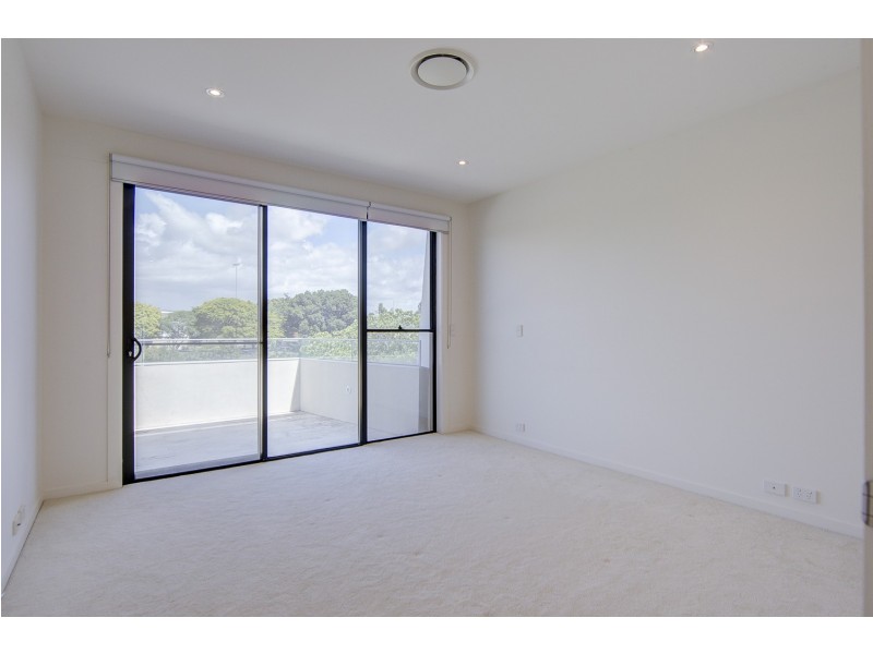 72 Theatre Drive, Benowa QLD 4217