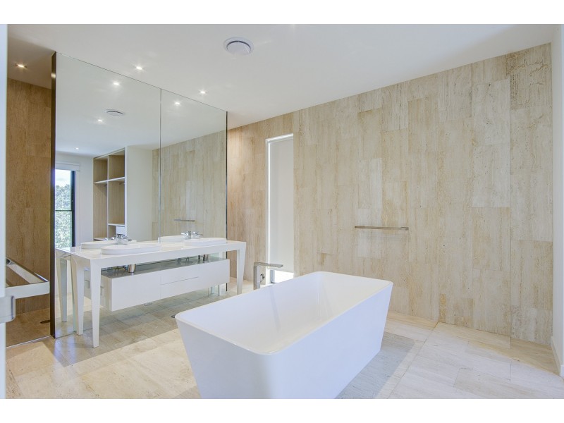 72 Theatre Drive, Benowa QLD 4217