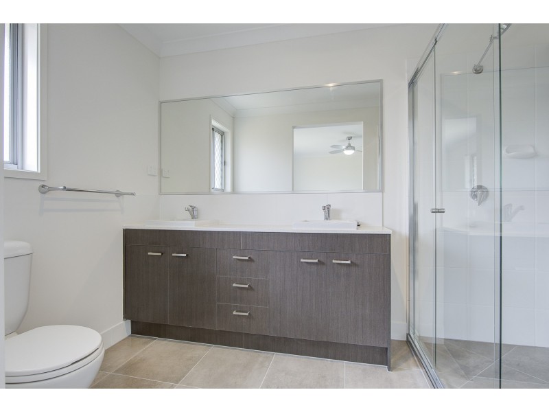 16 Niels Crescent, Park Ridge QLD 4125