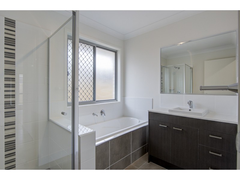 16 Niels Crescent, Park Ridge QLD 4125