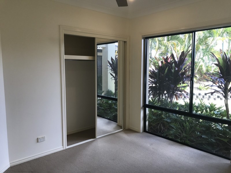1 Selsey Court, Arundel QLD 4214