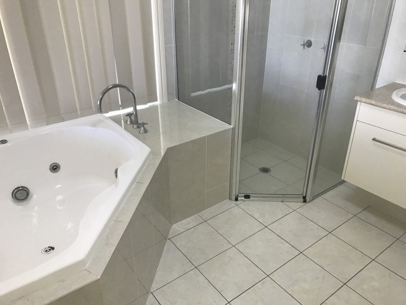 1 Selsey Court, Arundel QLD 4214