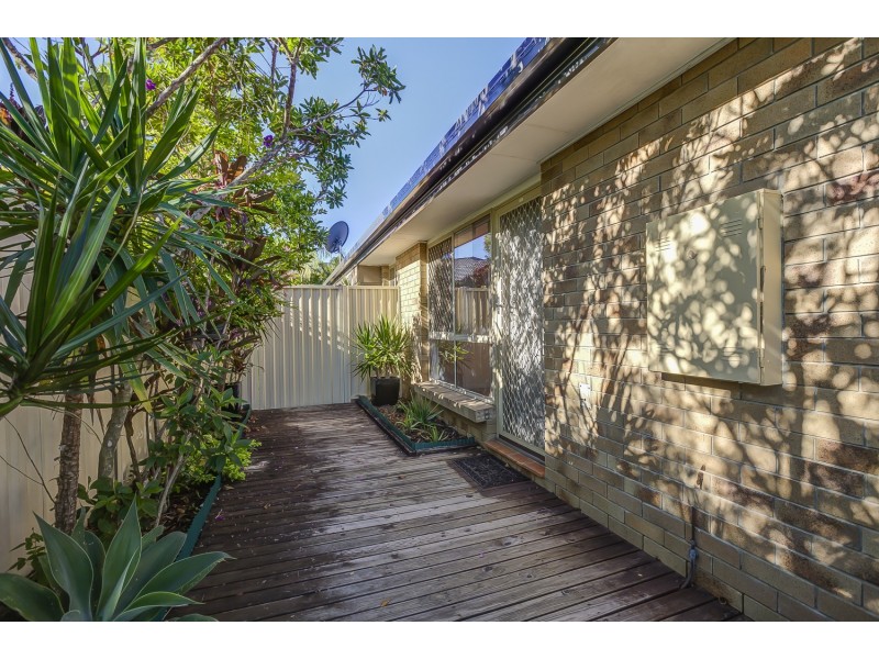 2/5 Jupiter Close, Labrador QLD 4215