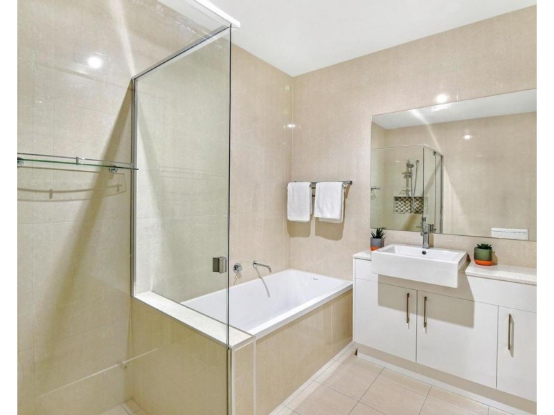 6/126 Eugaree Street, Southport QLD 4215