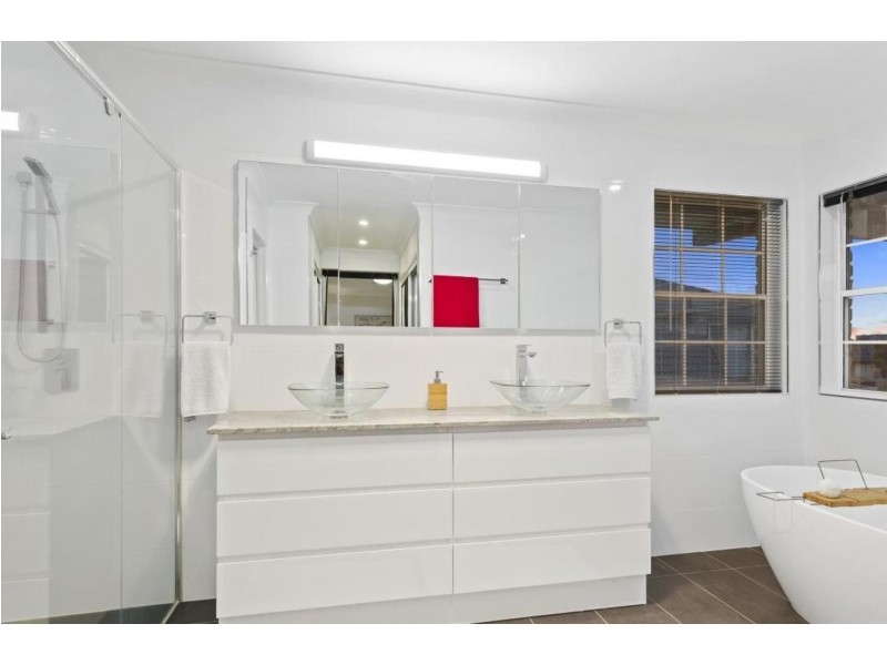 6 Pebble Beach Drive, Runaway Bay QLD 4216