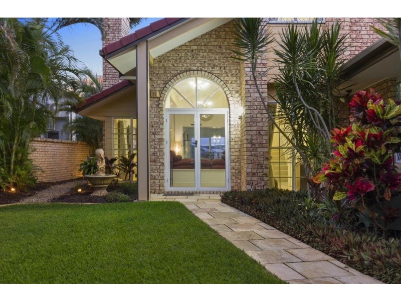 6 Pebble Beach Drive, Runaway Bay QLD 4216