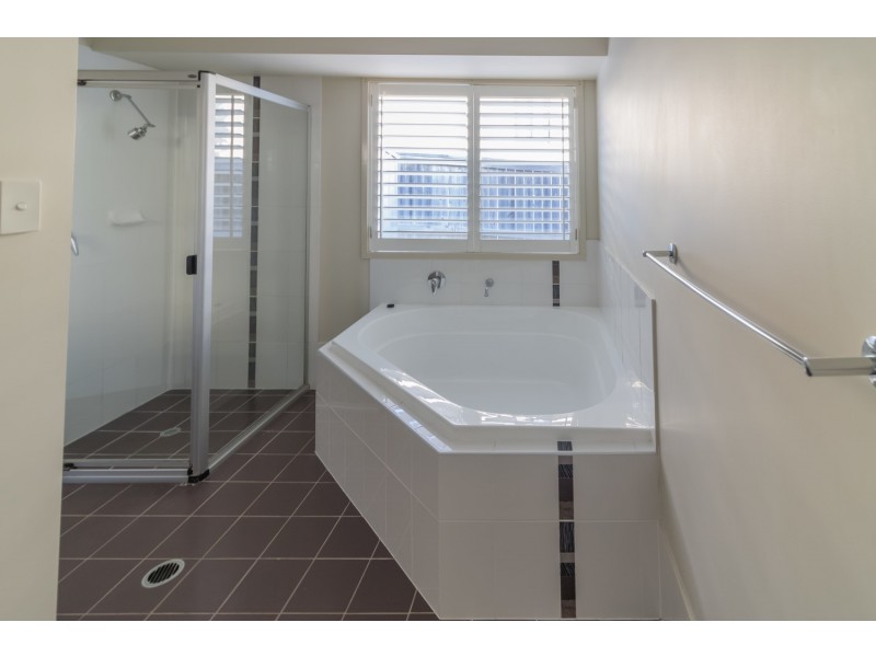 1 Wunburra Circle, Pacific Pines QLD 4211