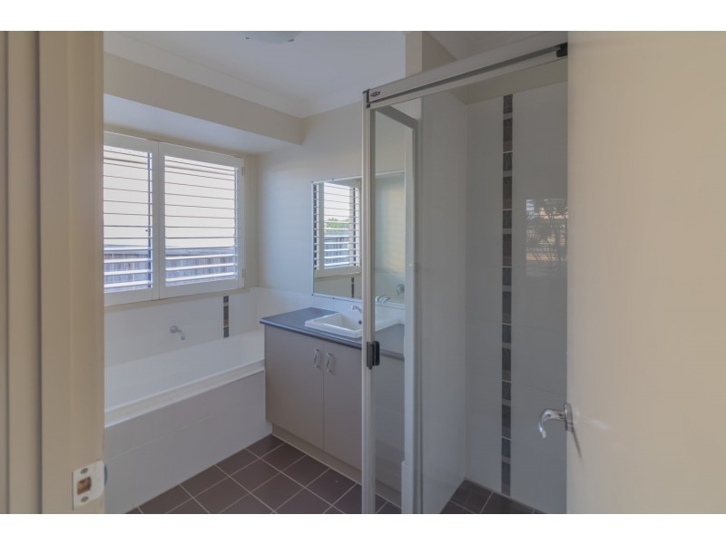 1 Wunburra Circle, Pacific Pines QLD 4211