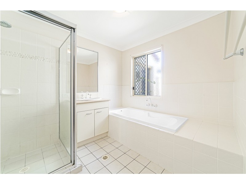 86 Tee Trees Boulevard, Arundel QLD 4214