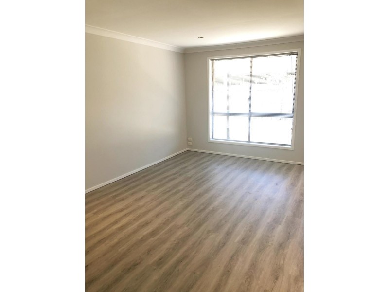 1/8 Topaz Court, Paradise Point QLD 4216