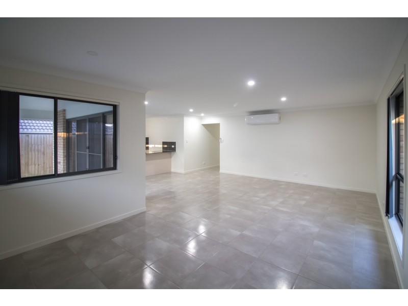 5 Maurie Pears Crescent, Pimpama QLD 4209