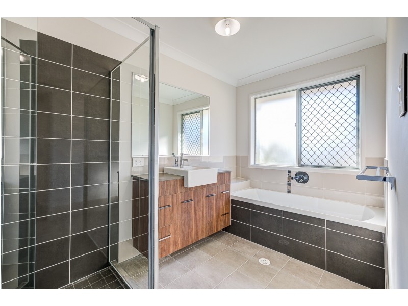 2/141 Musgrave Avenue, Labrador QLD 4215