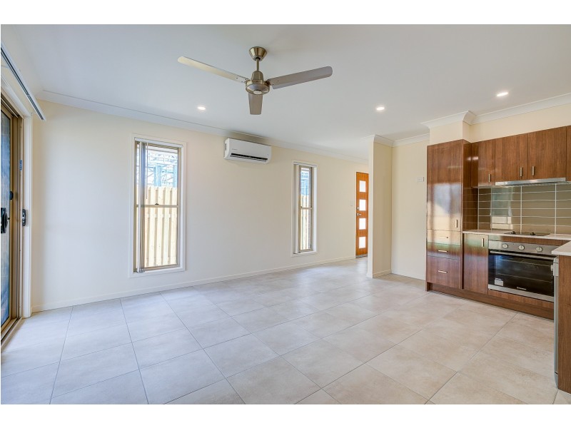 2/10 Bloomfield Avenue, Park Ridge QLD 4125