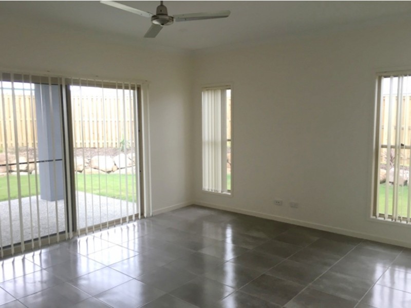 1/13 Cottrell Drive, Pimpama QLD 4209