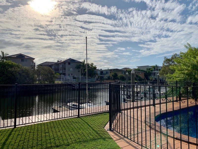 9/12 Canal Avenue, Runaway Bay QLD 4216