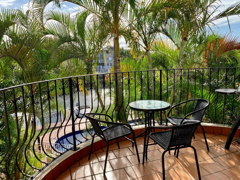 9/12 Canal Avenue, Runaway Bay QLD 4216