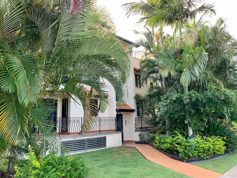 9/12 Canal Avenue, Runaway Bay QLD 4216