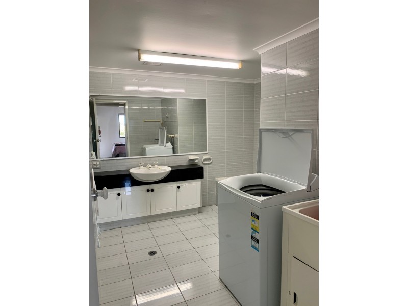 9/12 Canal Avenue, Runaway Bay QLD 4216