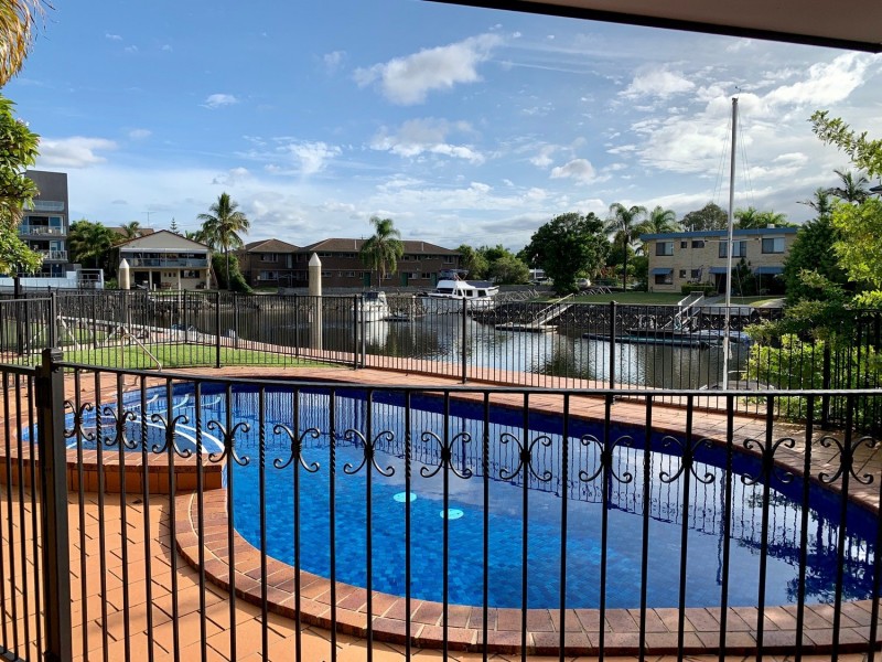 9/12 Canal Avenue, Runaway Bay QLD 4216