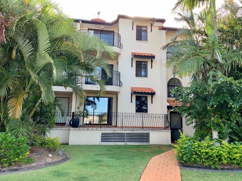 9/12 Canal Avenue, Runaway Bay QLD 4216