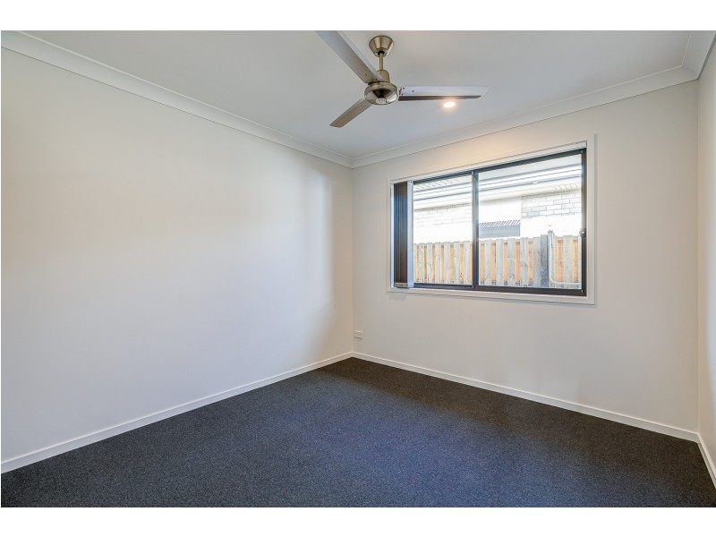 8 Barnyard Drive, Park Ridge QLD 4125