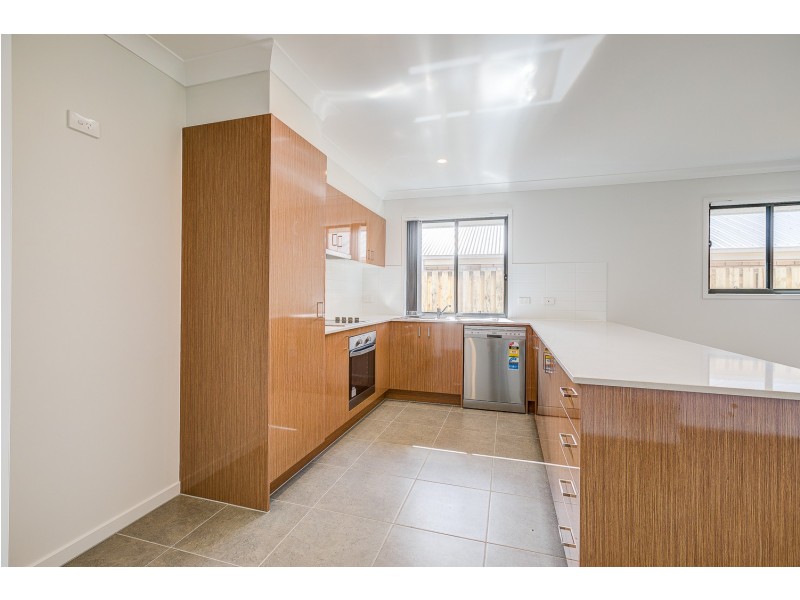 8 Barnyard Drive, Park Ridge QLD 4125