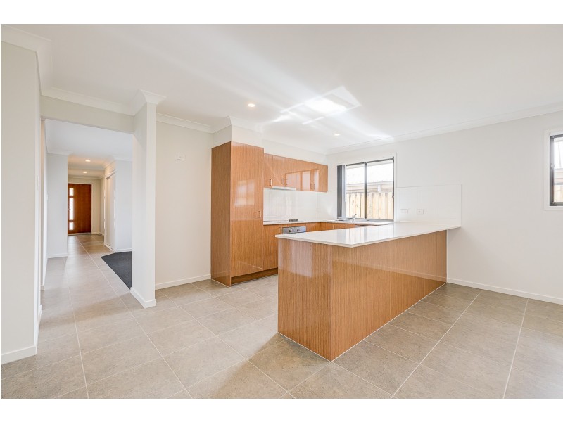 8 Barnyard Drive, Park Ridge QLD 4125