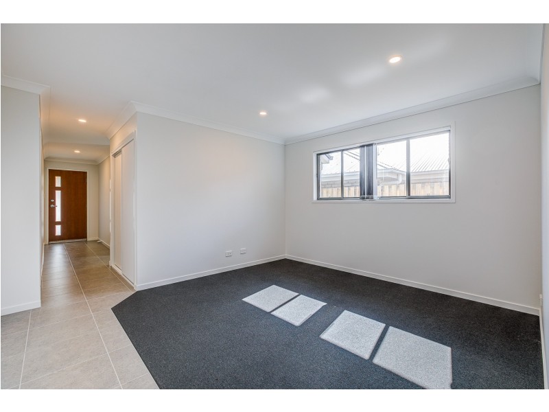 8 Barnyard Drive, Park Ridge QLD 4125