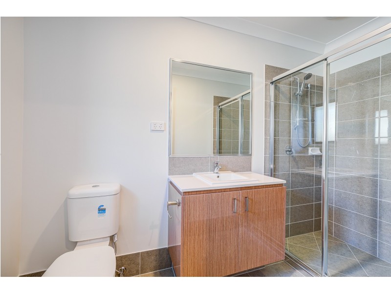 8 Barnyard Drive, Park Ridge QLD 4125