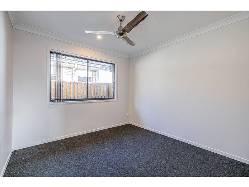 8 Barnyard Drive, Park Ridge QLD 4125