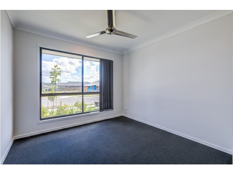 8 Barnyard Drive, Park Ridge QLD 4125