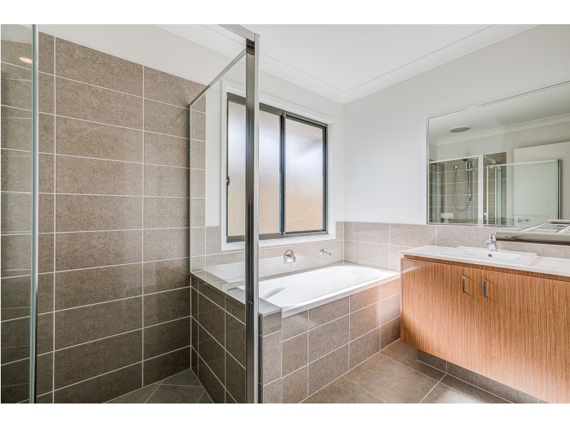 8 Barnyard Drive, Park Ridge QLD 4125