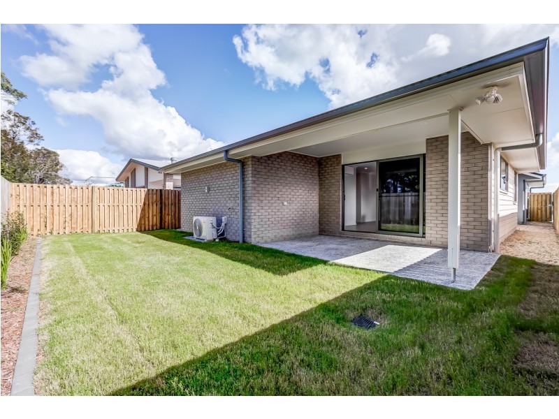8 Barnyard Drive, Park Ridge QLD 4125