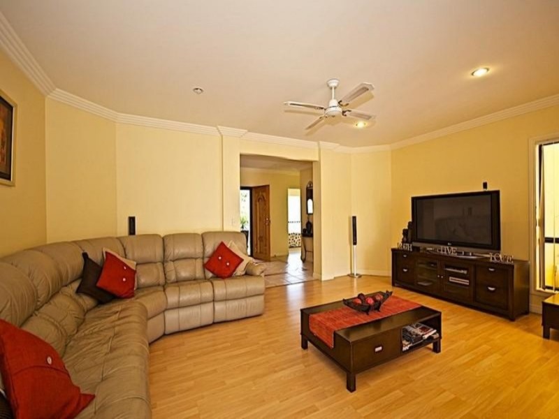 102 Crestwood Drive, Molendinar QLD 4214