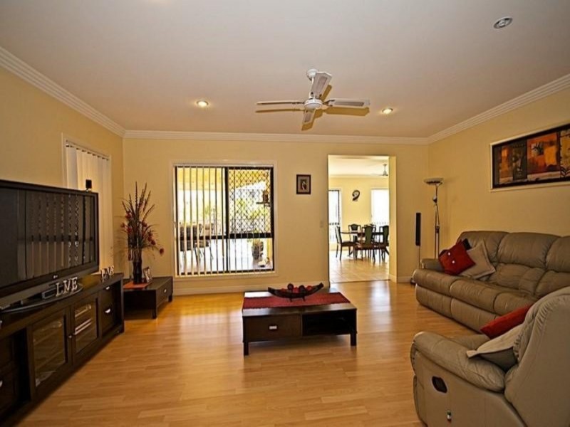 102 Crestwood Drive, Molendinar QLD 4214