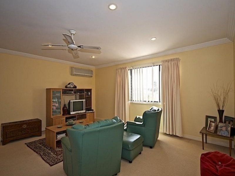 102 Crestwood Drive, Molendinar QLD 4214