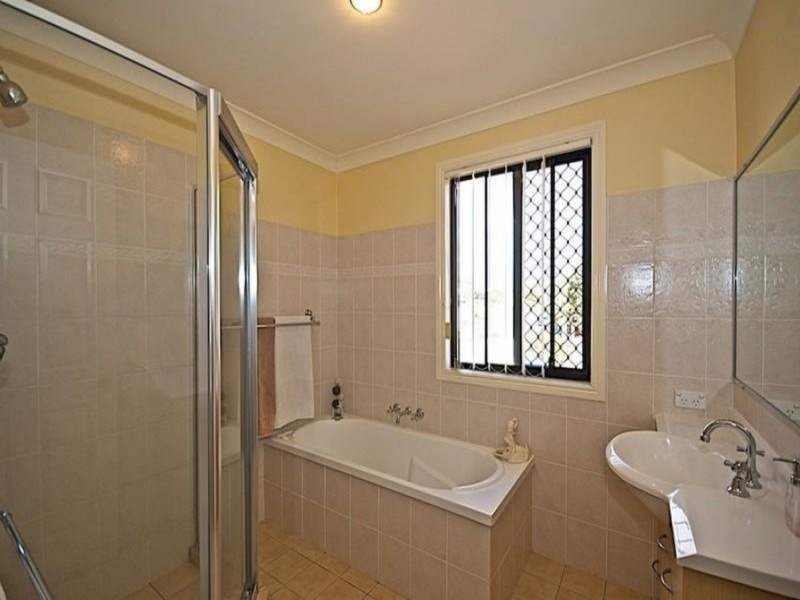 102 Crestwood Drive, Molendinar QLD 4214
