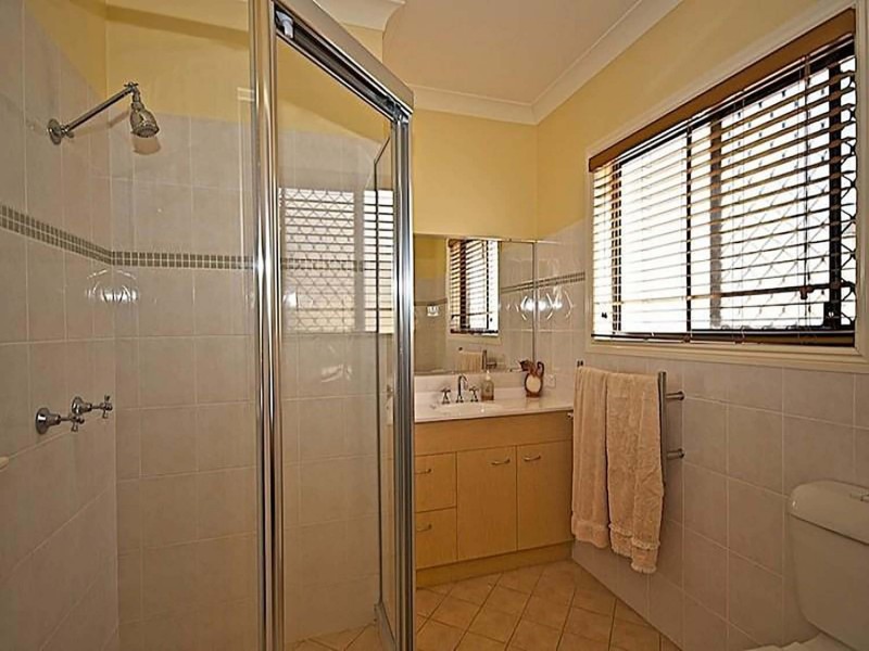 102 Crestwood Drive, Molendinar QLD 4214
