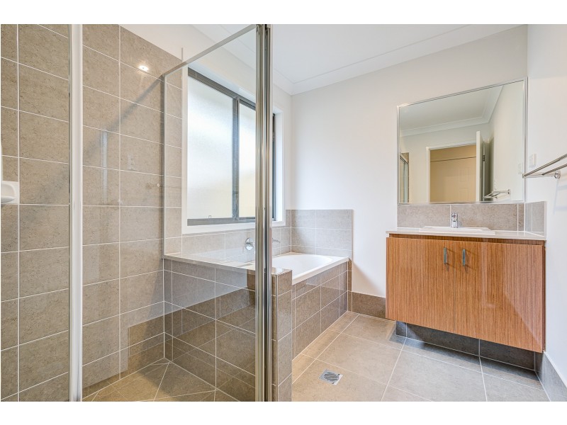 9 Angus Court, Park Ridge QLD 4125