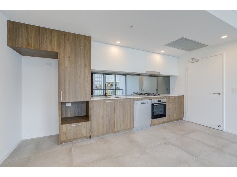 1109/372 Marine Parade, Labrador QLD 4215
