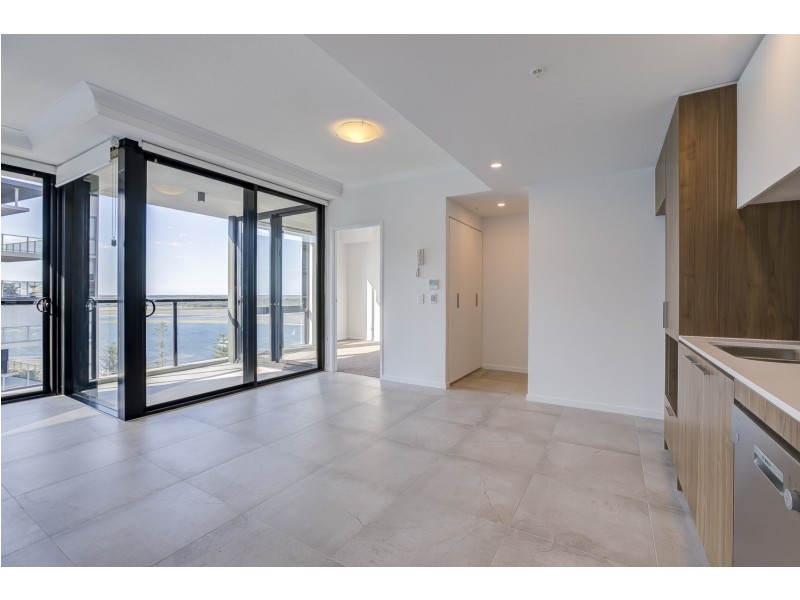 1109/372 Marine Parade, Labrador QLD 4215
