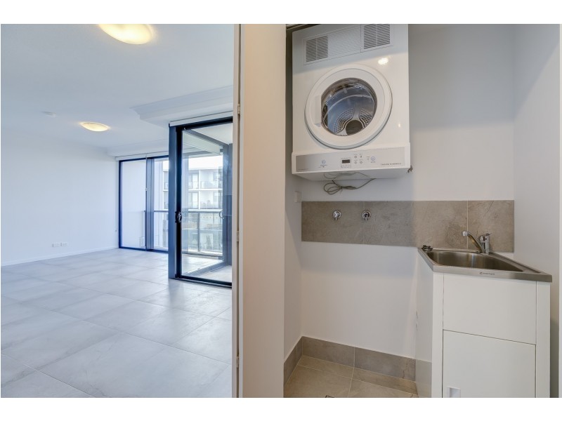 1109/372 Marine Parade, Labrador QLD 4215