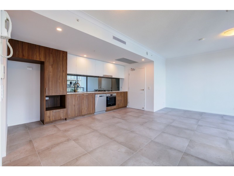 1109/372 Marine Parade, Labrador QLD 4215
