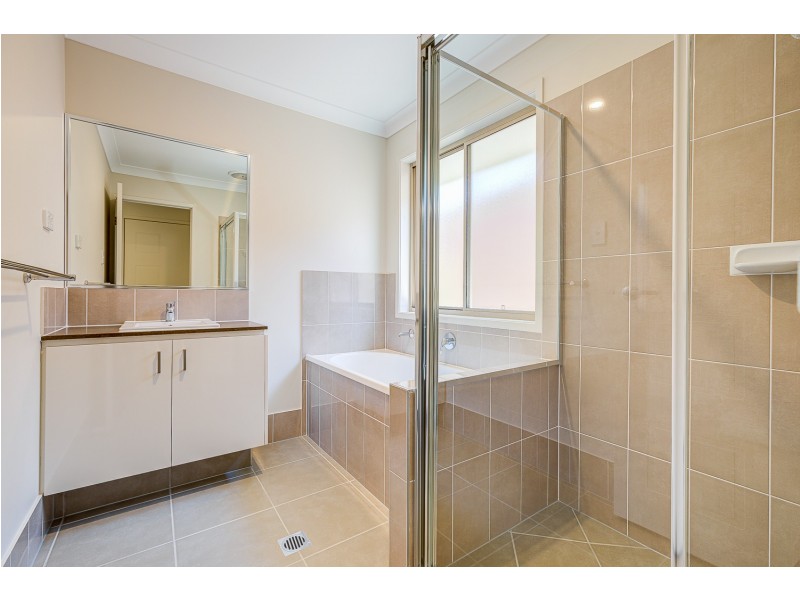 6 Barnyard Drive, Park Ridge QLD 4125