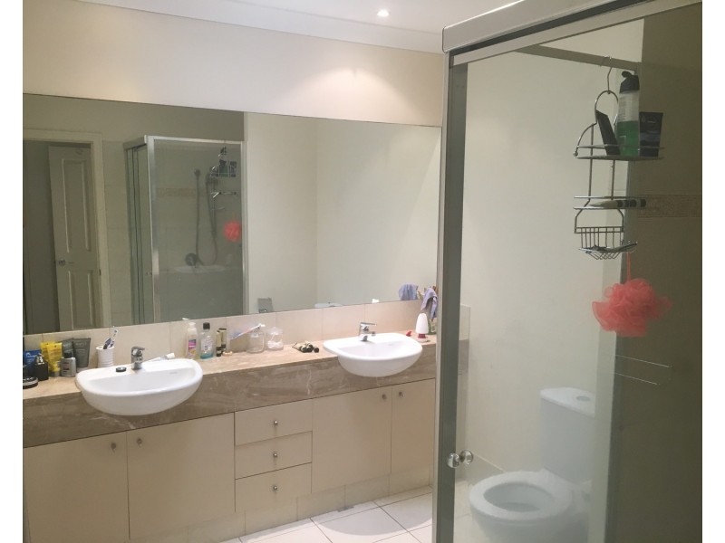 557 Oyster Cove Promenade, Helensvale QLD 4212