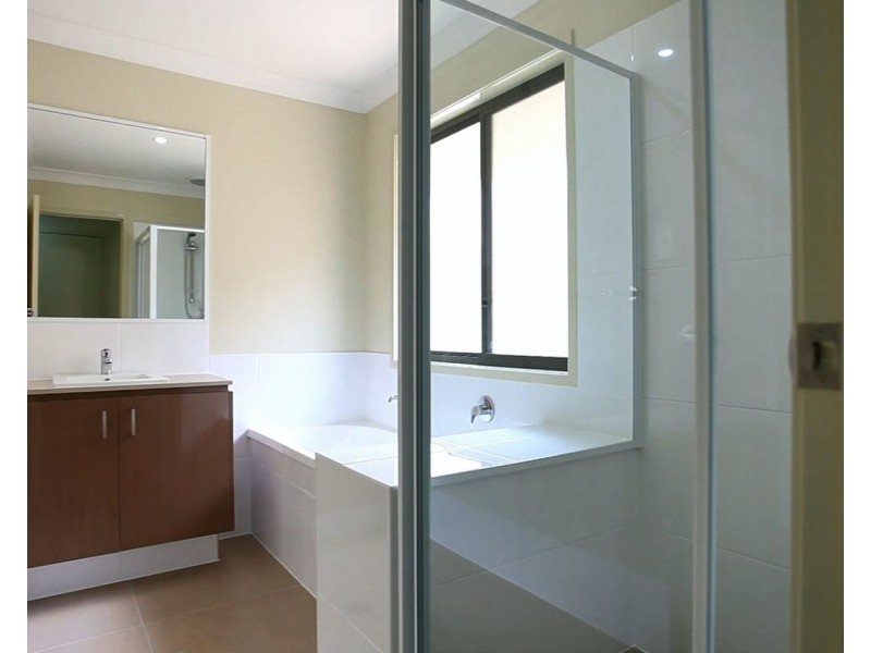 4 Sapphire Place, Pimpama QLD 4209